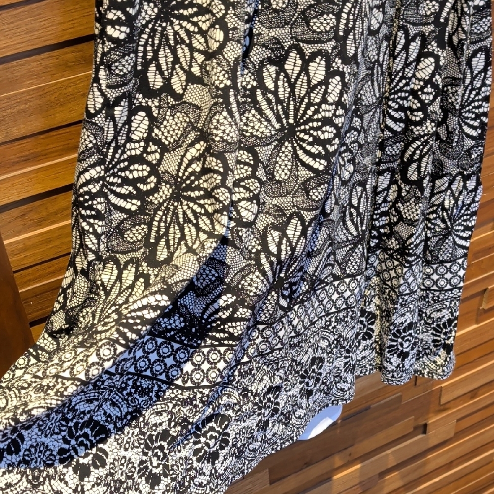 Adore Black and White Floral Lace Sleeveless Dress - Picture 3 of 9